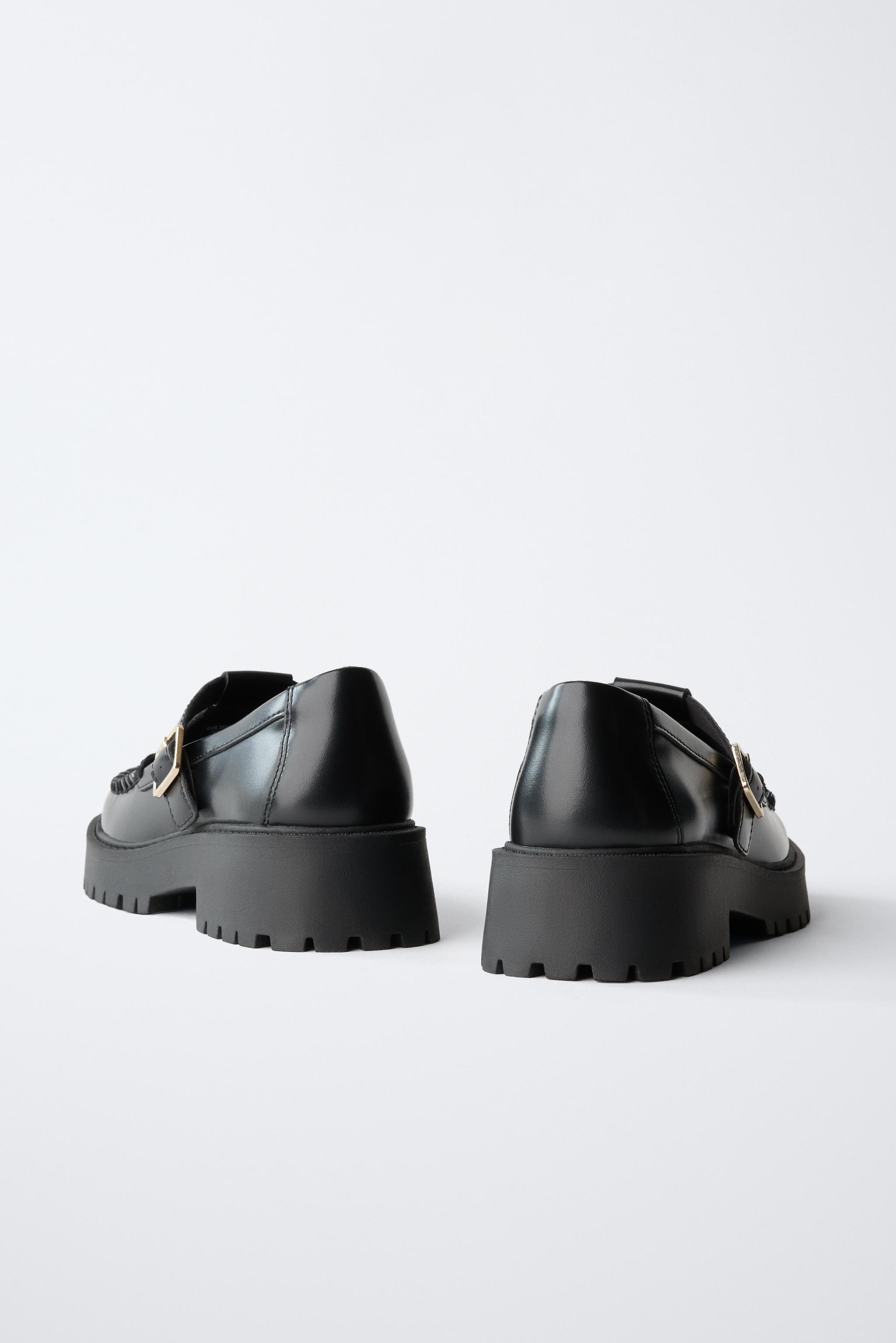 CHAUSSURES À BRIDE EN T